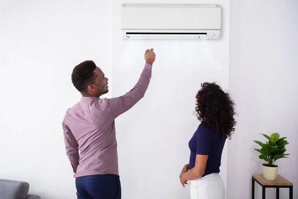 Paar Aanpassing Temperatuur Van Airconditioning Thuis — Stockfoto