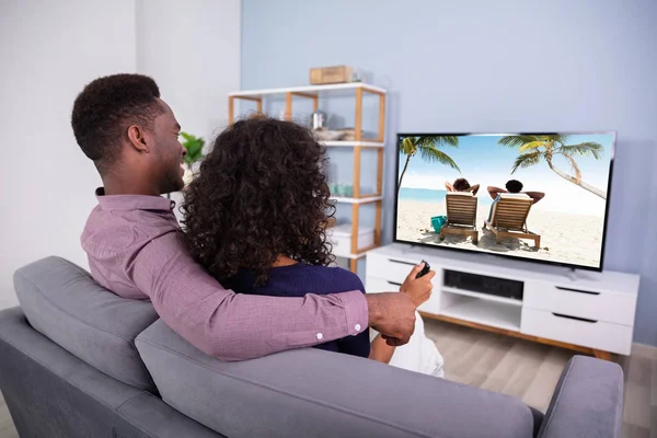 Cariñosa Familia Joven Viendo Televisión Casa — Foto de Stock