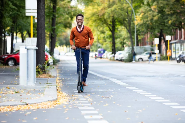 Jonge Afrikaanse Man Paardrijden Een Elektrische Scooter — Stockfoto