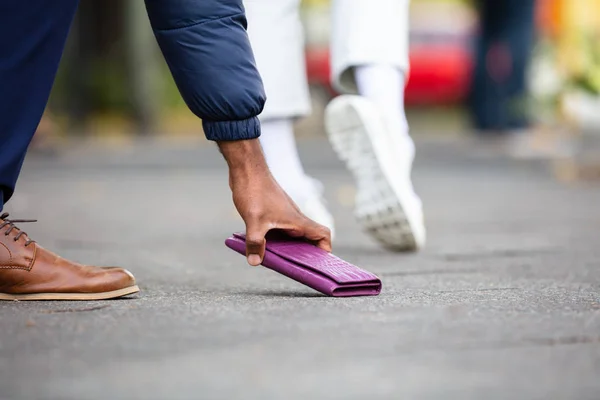 Person Nimmt Verlorene Handtasche Auf Der Straße Auf — Stockfoto