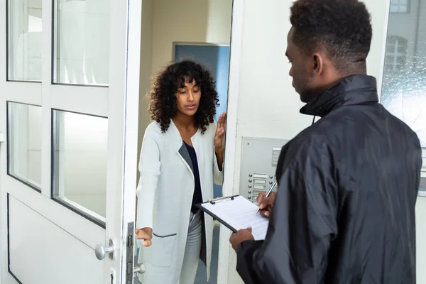 Donna Stressata Apertura Porta Ufficiale Giudiziario Casa — Foto Stock