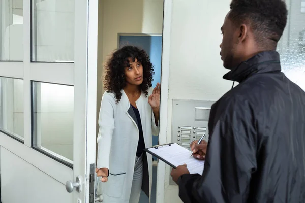 Donna Stressata Apertura Porta Ufficiale Giudiziario Casa — Foto Stock