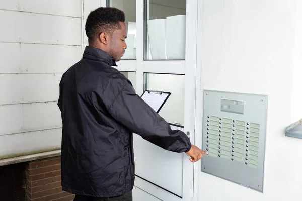 Uomo Piedi Fronte Alla Casa Bussare Alla Porta — Foto Stock