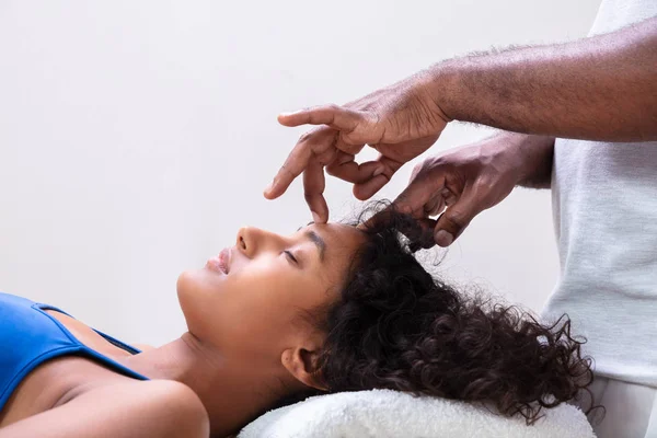 Primer Plano Del Tratamiento Reiki Mano Del Terapeuta Mujer Joven — Foto de Stock