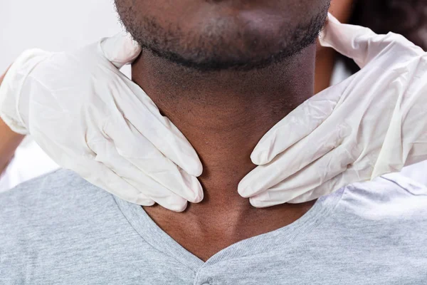 Médecin Effectuant Examen Physique Palpation Glande Thyroïde — Photo