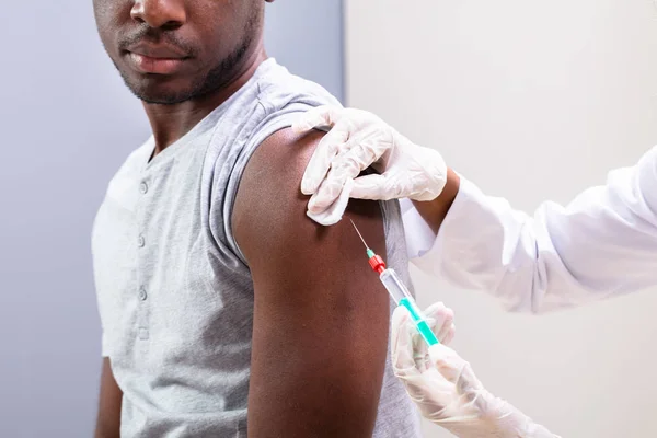 Close Médico Injetando Vacina Braço Dos Pacientes Com Seringa — Fotografia de Stock