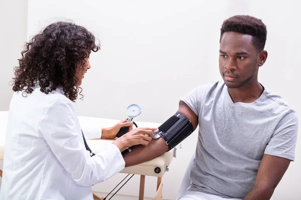 Nahaufnahme Der Hand Einer Ärztin Bei Der Blutdruckkontrolle — Stockfoto