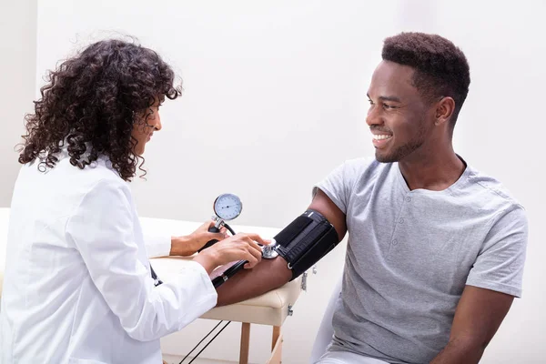 Primer Plano Mano Del Médico Femenino Que Comprueba Presión Arterial —  Fotos de Stock