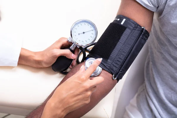 Primer Plano Mano Del Médico Femenino Que Comprueba Presión Arterial — Foto de Stock