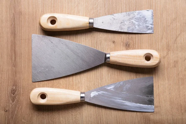 Hög Vinkel Utsikt Över Tre Trowels Arrangerade Träbord — Stockfoto