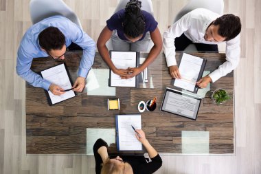 İş Adamları Grubu Ofiste Genç Bir Kadın Adayla Görüşüyor