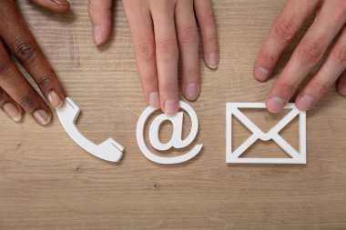 E- posta, Zarf, Telefon, Ahşap Masadaki Simgeler