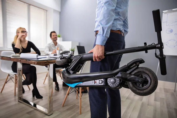 Geschäftsmann Mit Gefaltetem Elektroroller Vor Kollegen Büro — Stockfoto