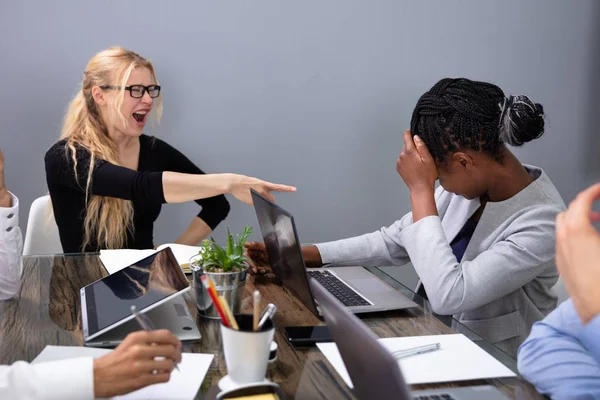 Empresaria Furiosa Gritando Empleada Femenina Trabajando Ordenador Portátil Lugar Trabajo —  Fotos de Stock