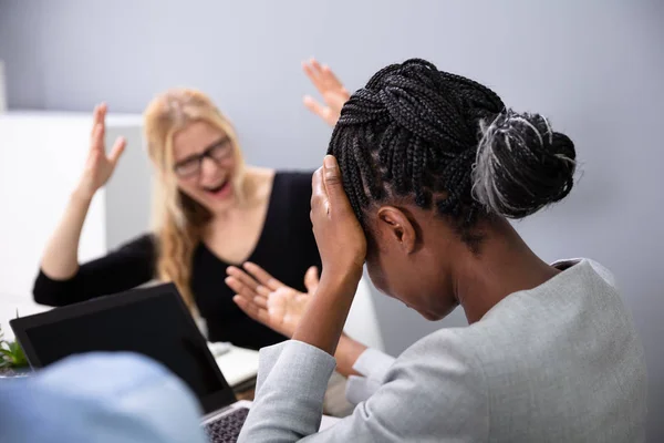 Vista Posteriore Una Triste Imprenditrice Africana Seduta Davanti Suo Capo — Foto Stock