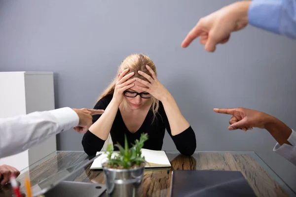 Business People Hands Wskazując Zestresowaną Businesswoman Leaning Office Desk — Zdjęcie stockowe