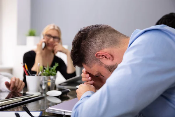 Zakenman Wordt Gestoord Door Telefoongesprekken Van Zijn Partner Bij Vergadering — Stockfoto