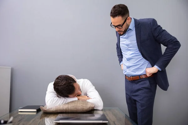 Arrabbiato Capo Beccato Stanco Pigro Dipendente Dormire Sul Posto Lavoro — Foto Stock