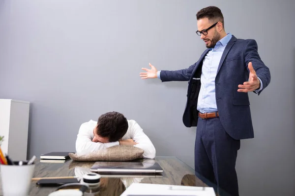 Arrabbiato Capo Beccato Stanco Pigro Dipendente Dormire Sul Posto Lavoro — Foto Stock