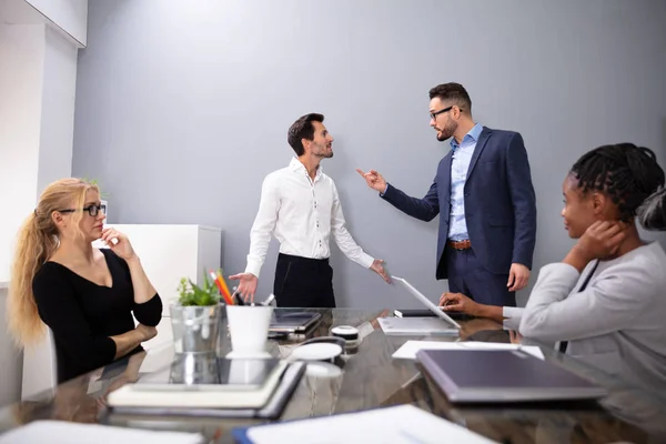 Ceo Insatisfecho Gritando Joven Trabajador Masculino Por Mal Rendimiento Frente — Foto de Stock