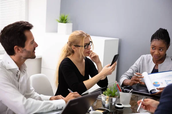 Ung Affärskvinna Använda Smart Phone Sitter Med Hennes Kollegor Diskutera — Stockfoto