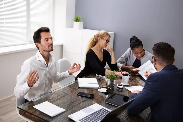 Joven Trabajador Oficina Meditando Lugar Trabajo Ignorando Reunión Estresante Con — Foto de Stock