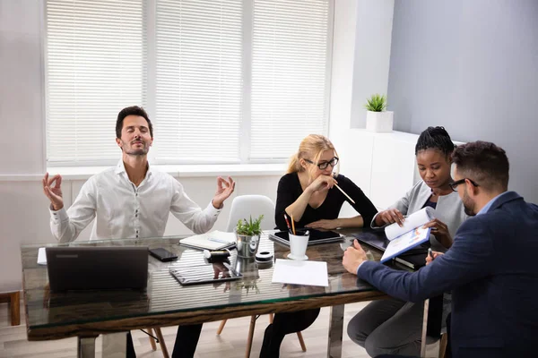 Junge Männliche Büroangestellte Meditiert Arbeitsplatz Und Ignoriert Stressiges Treffen Mit — Stockfoto