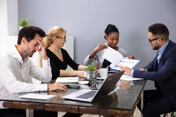 Bored Male Manger Sentado Con Sus Colegas Dando Una Presentación — Foto de Stock