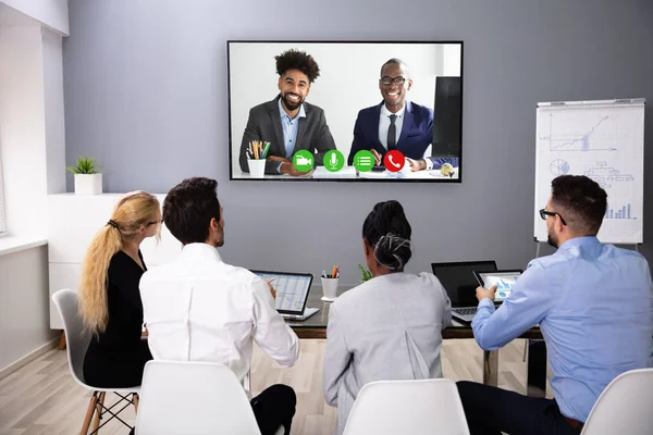 Empresários Sentados Uma Sala Conferências Olhando Para Tela Computador — Fotografia de Stock