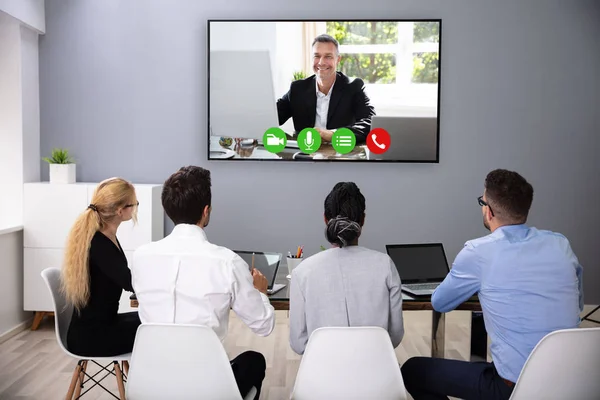 Geschäftsleute Sitzen Einem Konferenzraum Und Schauen Auf Den Computerbildschirm — Stockfoto