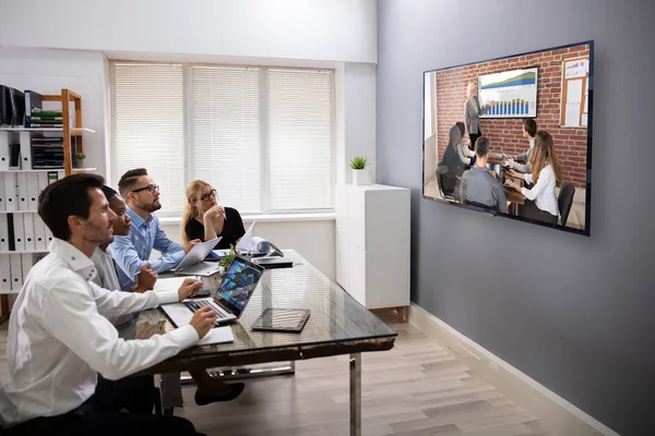 Empresários Sentados Uma Sala Conferências Olhando Para Tela Computador — Fotografia de Stock