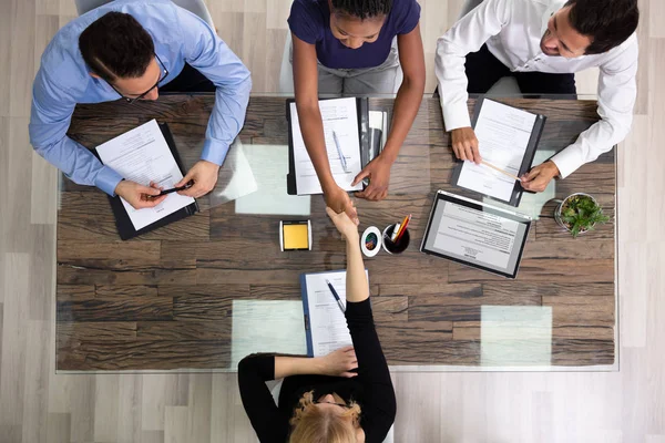 People Looking Male Manager Congratulating Female Candidate Interview Office — Stock Photo, Image