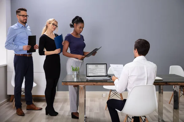 Multirassische Menschen Die Einer Reihe Vor Dem Manager Für Ein — Stockfoto