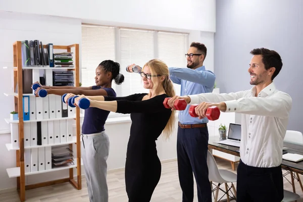 Jóvenes Empresarios Felices Haciendo Ejercicio Con Pesimistas Oficina — Foto de Stock