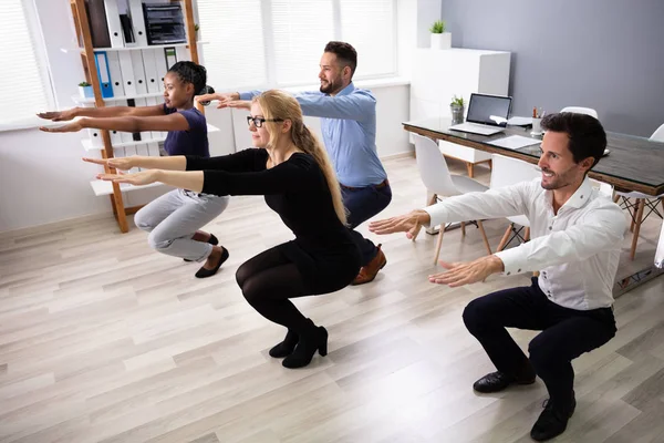 Sonriendo Multi Étnico Jóvenes Empresarios Haciendo Abdominales Juntos Lugar Trabajo — Foto de Stock