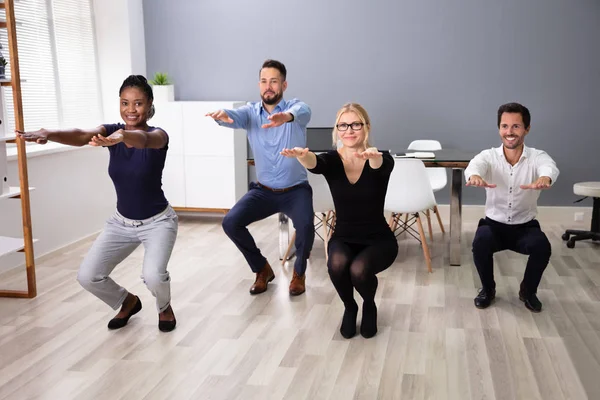 Sonriendo Multi Étnico Jóvenes Empresarios Haciendo Abdominales Juntos Lugar Trabajo — Foto de Stock