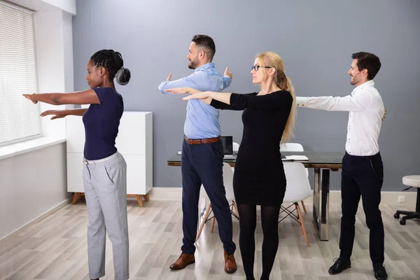 Gelukkige Ondernemers Staan Een Rij Doen Oefening Met Handen Uitgestrekt — Stockfoto