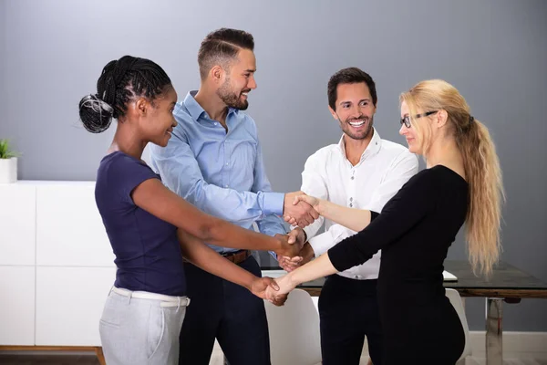 Grupo Empresários Multi Raciais Que Sacodem Mãos Uns Com Outros — Fotografia de Stock