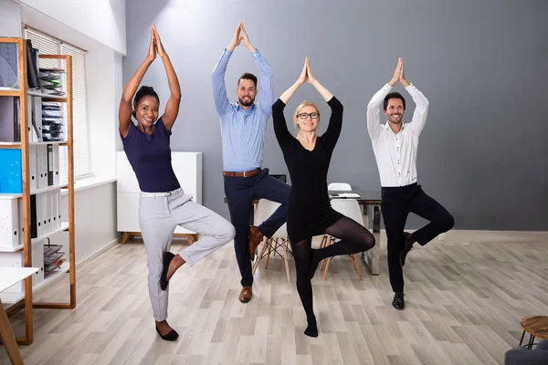 Heureux Hommes Affaires Debout Dans Une Rangée Faisant Exercice Avec — Photo