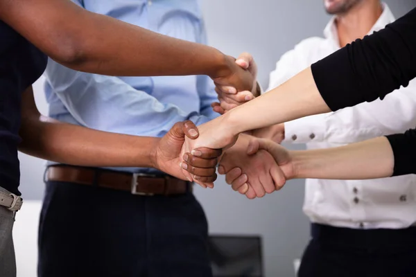 Grupo Empresarios Multirraciales Que Estrechan Las Manos Oficina — Foto de Stock