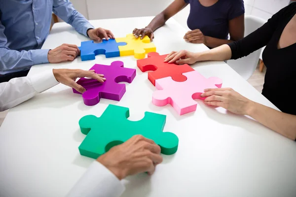 Hands Businesspeople Budowanie Kolorowe Puzzle Jig Piła Razem Nad Białym — Zdjęcie stockowe