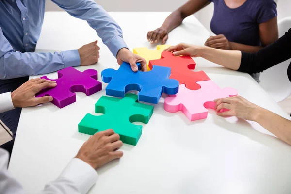 Hands Businesspeople Bouwen Kleurrijke Jig Saw Puzzels Samen White Desk — Stockfoto