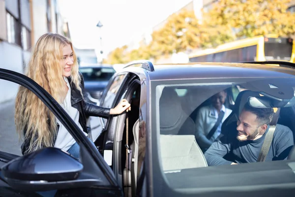 Mulheres Loiras Felizes Sentadas Dentro Carro Com Seus Amigos — Fotografia de Stock