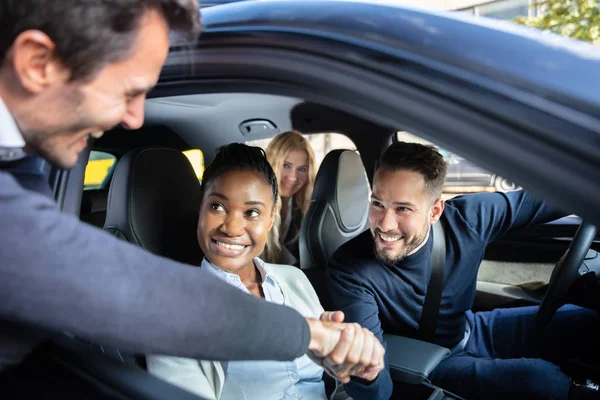 Uomo Agitazione Hanks Con Gli Amici Seduto Auto Attraverso Finestra — Foto Stock