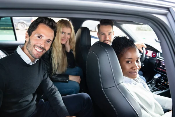Glückliches Porträt Lächelnder Multiethnischer Freunde Die Auto Sitzen — Stockfoto