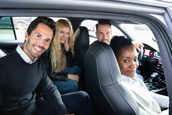 Feliz Retrato Amigos Multirraciales Sonrientes Sentados Dentro Del Coche — Foto de Stock