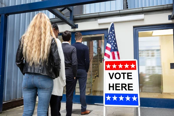 Gruppo Giovani All Ingresso Della Sala Delle Votazioni — Foto Stock