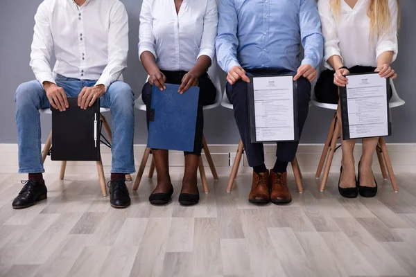 Empresarios Multiétnicos Sentados Sillas Fila Esperando Entrevista Trabajo Contra Pared — Foto de Stock
