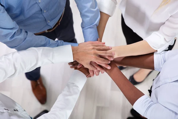 Ovanifrån Unga Multiracial Affärsfolk Sätta Sina Händer Tillsammans — Stockfoto