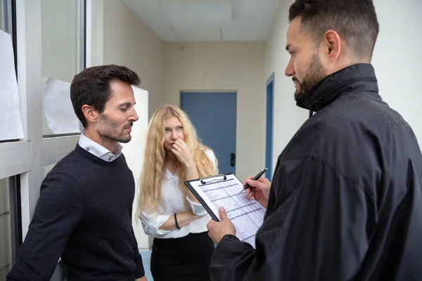 Huissier Parlant Avec Couple Triste Entrée Maison — Photo